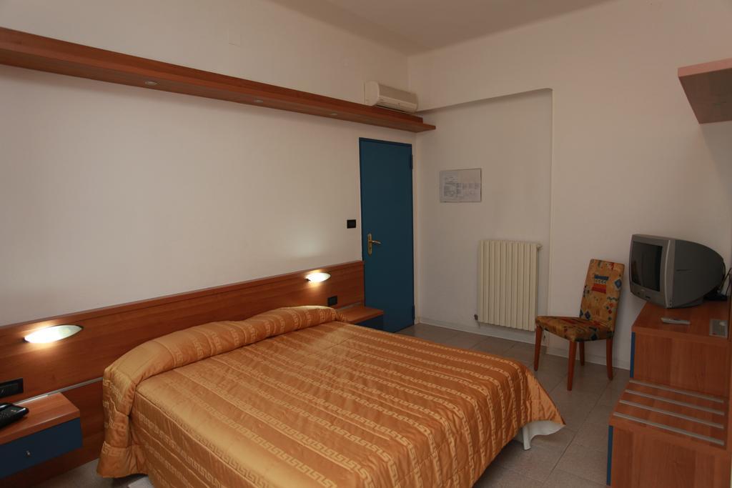 Hotel Athena Pesaro Quarto foto